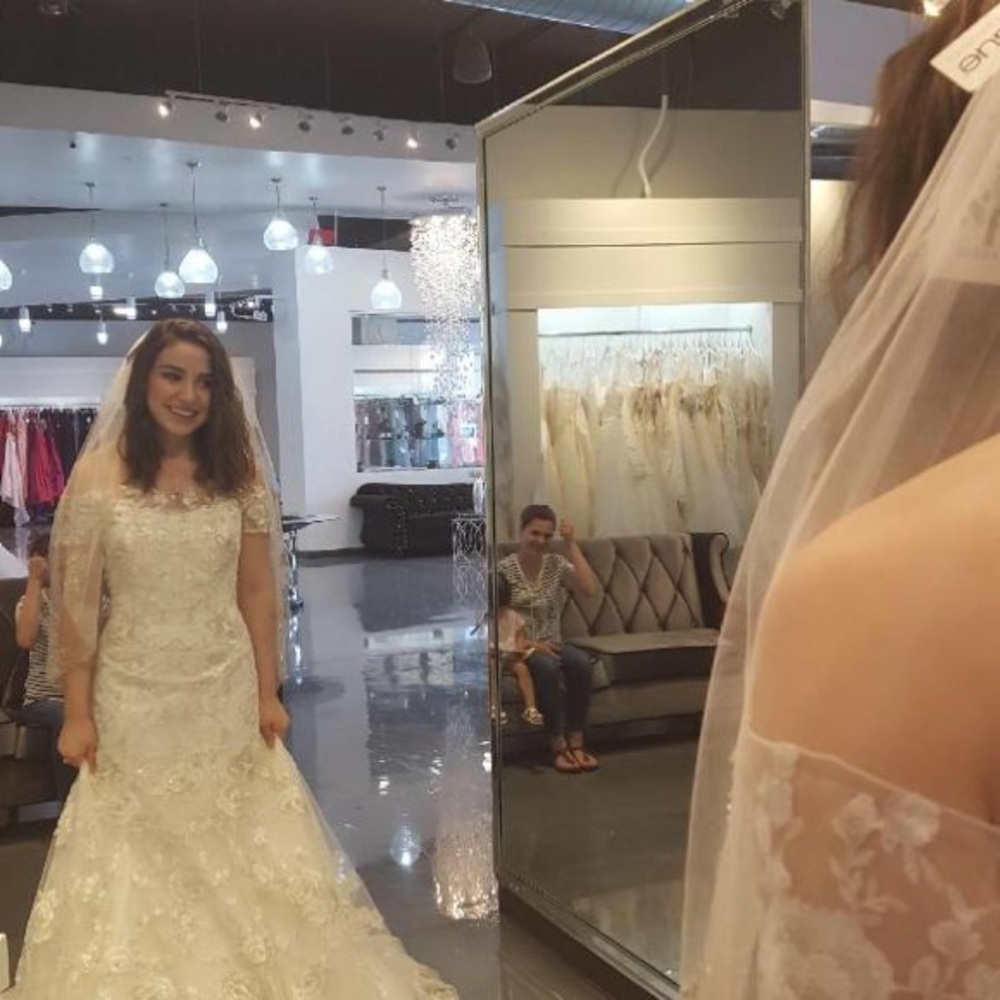 Lace wedding dress - Picture 3 of 5